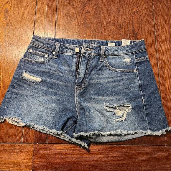 Time And Tru Distressed Women's Jean Shorts Size 8 - Picture 1 of 4